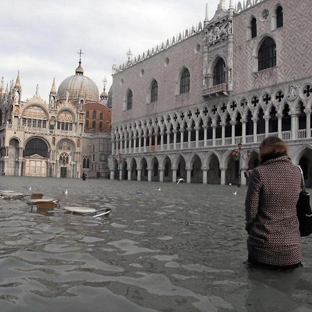 Raggio Di Sole Dietro Piazza San Marco Venetië Buitenkant foto