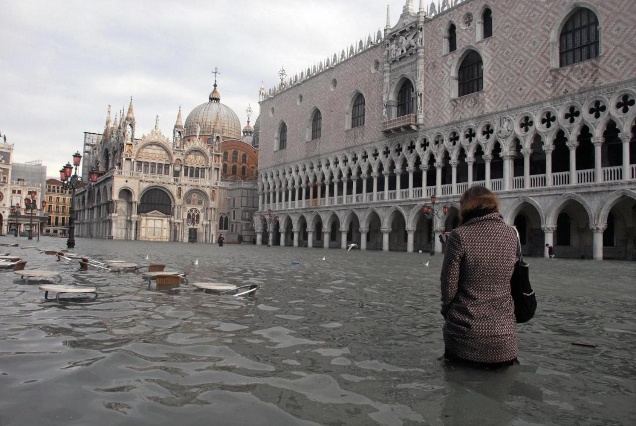 Raggio Di Sole Dietro Piazza San Marco Venetië Buitenkant foto