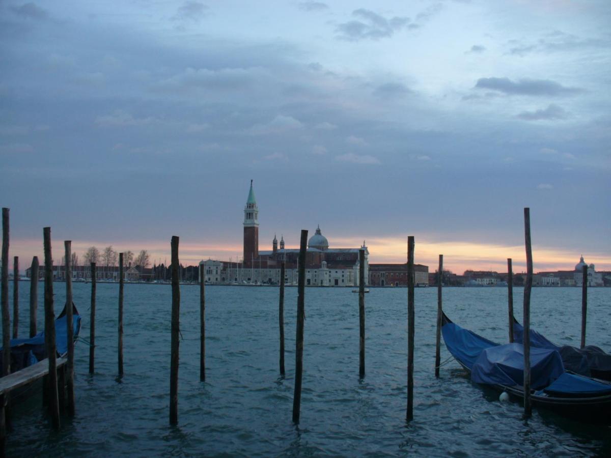 Raggio Di Sole Dietro Piazza San Marco Venetië Buitenkant foto